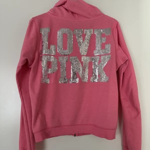 Love pink VS hoodie - Säljer denna fina hoodie från Victorias secret love pink. Väl använd så lite nopprig (se bild) därav priset. 