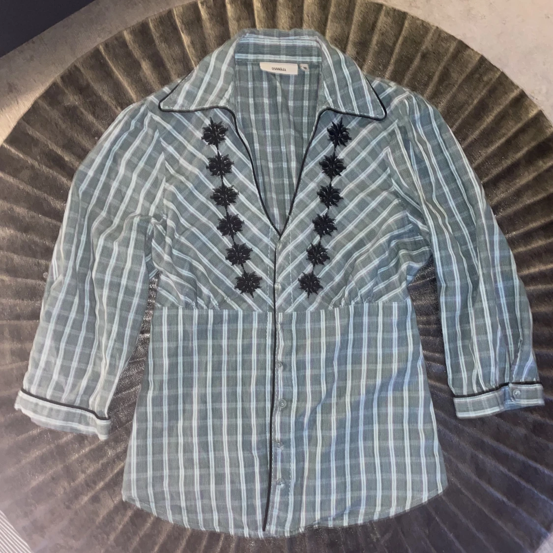 Ljusblå blus med fina svarta detaljer