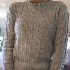 Tröja  - Säljer min fina kabelstickade tröja från Hampton Republik 27.