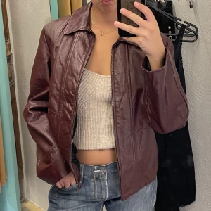 brun vintage skinnjacka - säljer denna bruna vintage skinnjacka! skitsnygg och i superfint skick! dessutom medföljer ett innerfoder som man kan sätta på själv om man vill ha jackan när det blir lite kallare också! 💖💖