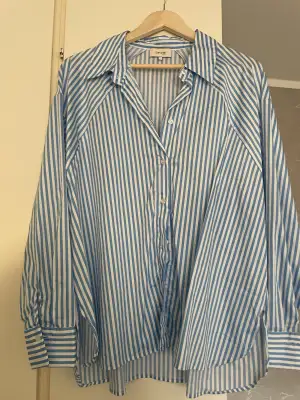 En oanvänd skjorta från levate  Storlek XL men skulle mer säga M/L. Snygg oversized. Har storlek S i vanliga fall