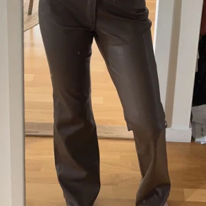 Läder byxor - Säljer dessa läder byxor för dem är förstora. Går inte att köpa ny. Dem är sköna och varma så bra att ha till vintern och hösten. Inga hål eller fläckar (spegeln är smutsig inte byxorna).Hör av er om ni har någon fråga osv💗 köparen står för frakten 