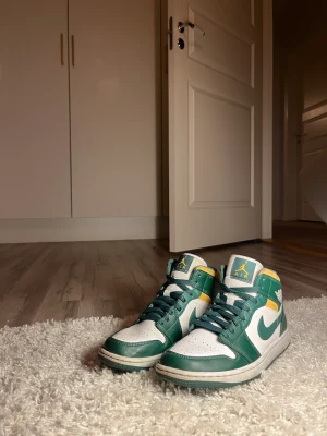 Air Jordan 1 mid - Säljer mina jätte fina jordans som inte används💕Dem är i storlek 41 men sitter som 40 eftersom Nike är små i storleken💕Dem har inga defekter och är inte alls använda mycket💕Skanna QRkoden för bevis på äkta (nypris 2999) priset kan alltid diskuteras💕💕