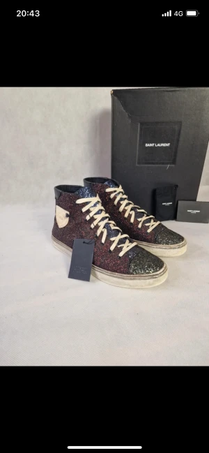 Unika ysl skor - Jag säljer ett par unika ysl skor som jag tycke är coola, box medföljer 