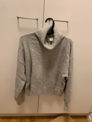 Stickad polo - Grå stickad polo från H&M. Kan ej ha längre. Inget trasigt eller fult. Lite kortare i midjan. Hittar inga gamla bilder på tyvärr. Storlek S