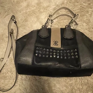 Väska med taggar - Superfin väska med taggar! Ingår en extra axelrem till väskan.  Om det behövs finns det fler bilder