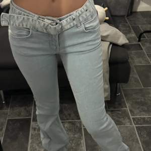 Väldigt lågmidjade bootcut Jeans med avtagbart medföljande skärp, nyskick!🩷🫶🏼