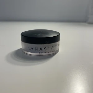 Anastasia beverly hills  - Säljer min min loose setting powder i färgen translucent från Anastasia beverly hills. Har använt den ett par gånger men det finns fotfrande produkt kvar.