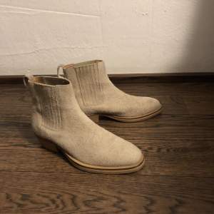Beigea mocka boots från J.Lindeberg 