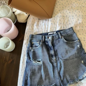 Jeanskjol/jeans/cargo - 1: Blå jeanskjol, NA-KD 34 2: Blå jeans, Pull and Bear 36 3: Cargo jeans, boohoo, high waist 34 100 kr st💕