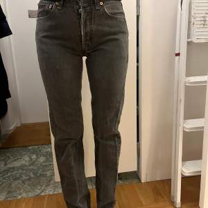 Vintage Levis 501:or i snygg grå färg, slitningar efter användning. Storlek 29 i midjan och 34 i längd. Passar mig som annars är storlek 26 i midjan och en vanlig 36a. Hällan till knappen högst upp har gått sönder, men lagas enkelt.