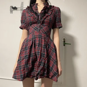 Rutig klänning med snörning - Superfin klänning med snörning där bak.