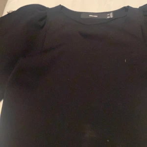 Blus - Jätte snygg blus/tröja v urringad och lite små ribbad väldigt liten i storlek