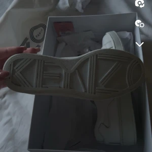 Skor kenzo  - Köpta för 2800kr släjer för 1400 då dom inte kommer till användning och tar bara plats i garderoben, skriv gärna frågor om du har nån osäkerhet eller mer bilder osv. Ps super bra skick (använd fåtal gånger) pris kan diskuteras 