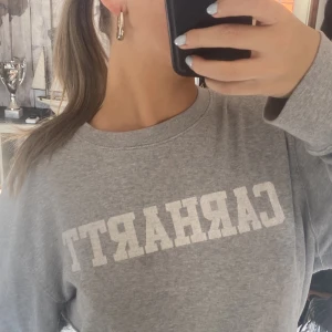 Carhartt sweatshirt - Ljusgrå carhartt sweatshirt i strl XL, sitter snyggt oversize på mig som är XS/S