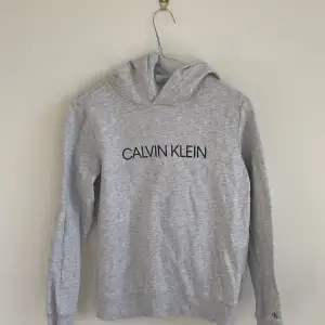 Superfin grå Calvin Clein hoodie den är i barn storlek (12 år) men ganska stor i storleken skulle ha säga. Den har superskönt material inuti vilket passar perfekt till vintern. Pris kan även diskuteras! ❤️❤️❤️