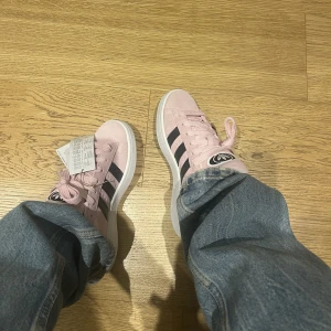 Adidas campus 00s - Campus 00s i den snyggaste ljusrosa färgen 💓🤍 aldrig använda, box och svarta skosnören medföljer 