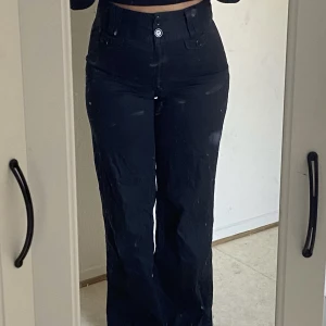 svarta byxor med bra passform!!! - från en mkt gammal h&m kollektion, köpte dessa second hand. o dom har använts ganska flitigt ändå, för passformen e feeeett bra.  men fortfarande bra skick ofc!! passar en 38-40