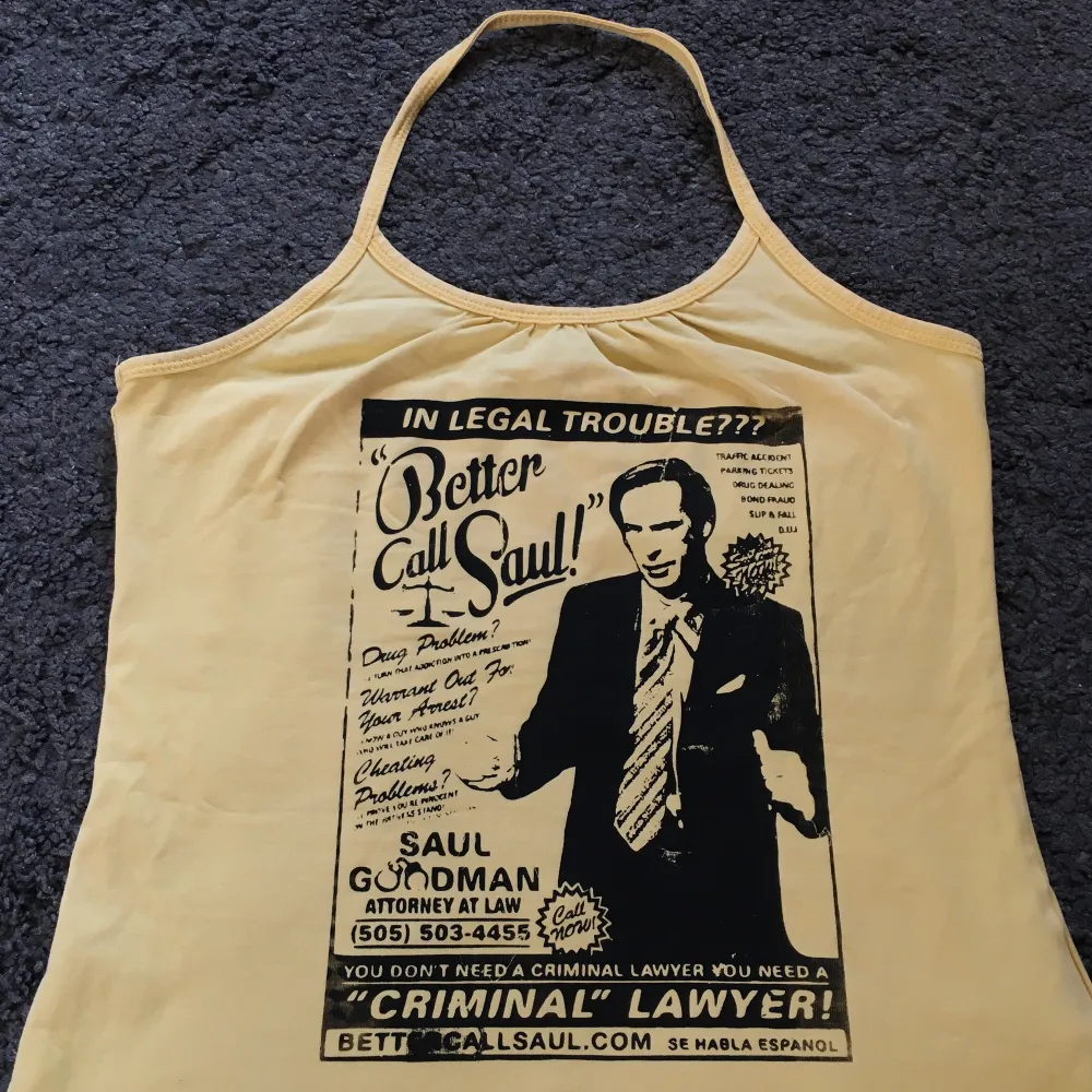 One of a kind halternecktopp med handtryckt ”Better Call Saul” tryck på! Passar ca XXS/XS. Toppar.