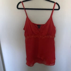 Topp - En hm topp i storlek m inte så mycket använd men super fin sitter dock mer som en s än m