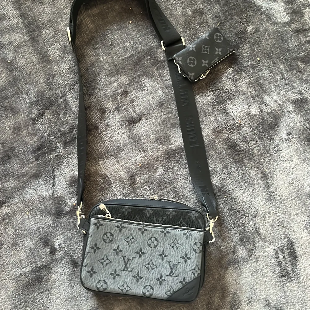  Säljer en helt oanvänd Louis Vuitton Axel väska . Övrigt.