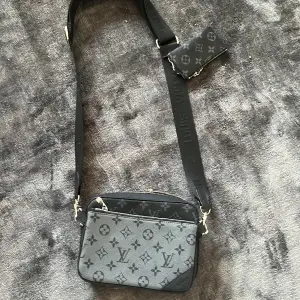  Säljer en helt oanvänd Louis Vuitton Axel väska 
