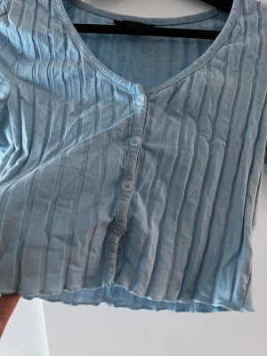 Topp - Topp med knappar framtill från Shein Storlek Xs   Tvättas innan den skickas