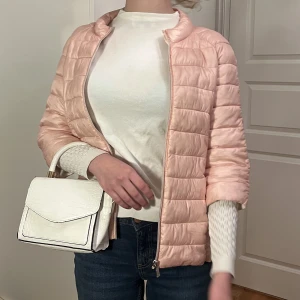 Jacka  - Säljer denna SÅ FINA rosa trekvartsärmade jacka 💘 likar herno jacka och är ifrån Calliope, storlek XS men passar även S. Varm och skön i gott skick! 