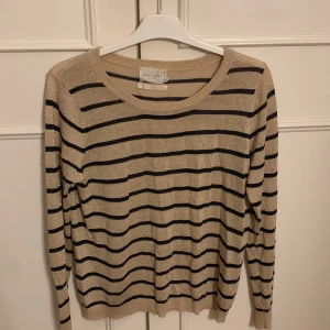 Tröja  - Säljer en jätte söt tröja, i storlek S har använt den cirka en gång. Bra skick, inga hål eller några andra fel. 