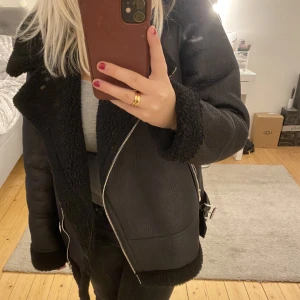 Pilotjacka - Köpte för inte så länge sen och är knappt använd, man kan ha den över tjocka tröjor utan att den blir för tajt💕