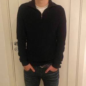 Massimo dutti half zip M - Hej säljer min half zip eftersom jag har aldrig använt den. Den är i ny sick och är i färgen marinblå/mörkblå. Gjorde av 100% bomull. Priset går att förhandla. Skriv om du har några funderingar.