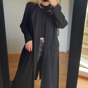 Tunn kappa från BikBok - Trendig tunn kappa från bikbok perfekt till hösten 💓⭐️✨ kappan är knappt använd i storlek XS 💋💗