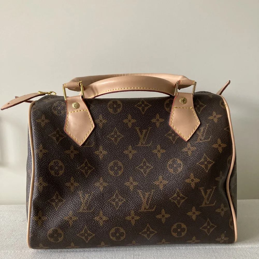Louis Vuitton handväska säljes för 5000kr. Höjd 22cm, bredd 25cm och djup 15cm. . Accessoarer.