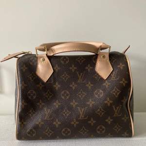 Louis Vuitton handväska säljes för 5000kr. Höjd 22cm, bredd 25cm och djup 15cm. 