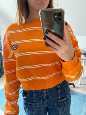 Orange tröja - Skön tröja som är i väldigt bra skick!! Säljer den eftersom det inte är min stil längre.
