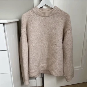 Stickad tröja  - Säljer denna super fina stickade tröjan! Obs : lånade bilder 