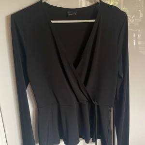 Topp ifrån Gina tricot  - Jätte fin på! Tyvärr lite väl urringad för min smak☹️Knappt använd! Priset går alltid att diskutera 