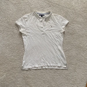 Tommy piké tshirt  - Piké tshirt från Tommy hilfiger storlek S något knölig legat i flyttkartong. 😄