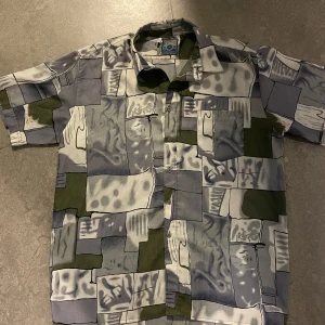 Vintage Replay Bowling Shirt - Säljer en sparsamt använd Replay skjorta i härligt silkesliknande material. Riktigt härliga färger. Storlek M