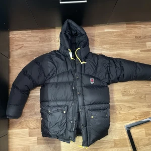 Fjällräven - Hej säljer min fjällräven jacka i den tjocka modellen! Den är i väldigt bra skicka förutom att den är lagad på ett ställe på baksidan nära en söm(skriv för bild på det) Och även lite dun som som bucklat sig(kan även fota det)de borde gå att tumla med boll