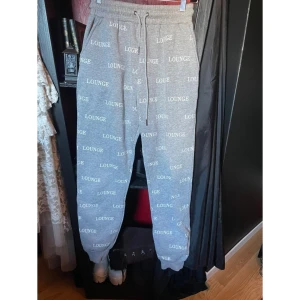 Lounge byxor - Säljer då jag inte använder de längre🤍Jätte sköna o tjockt material🤍Inga defekter vad jag ser🤍Använda några gånger men de e nästan som nya🤍