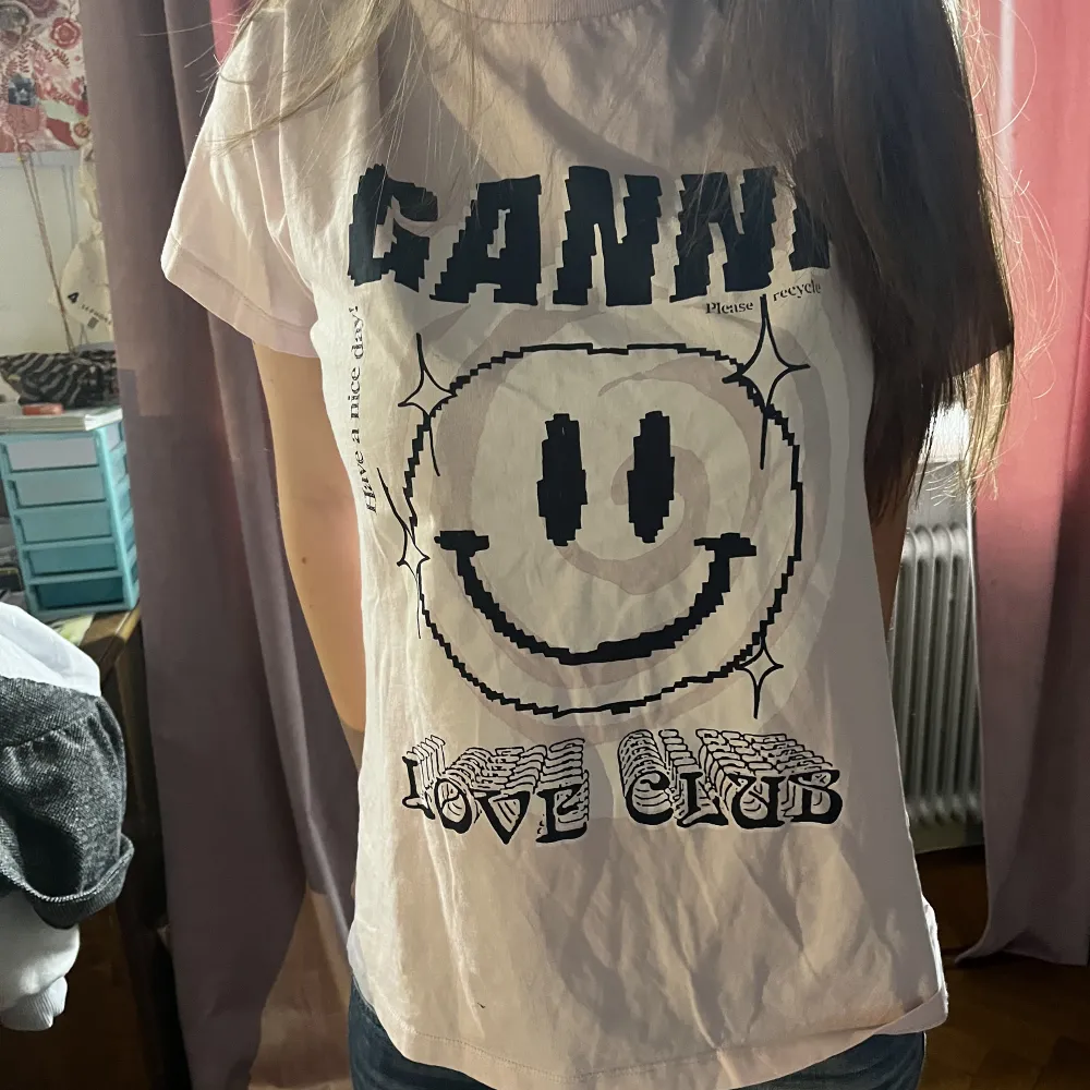 Super gullig Ganni tröja som knappt kommit till användning  som är i storlek S. T-shirts.