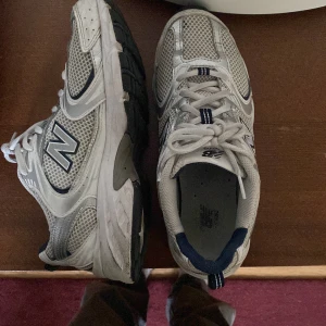 New balance 530 - Säljer mina new balance jag köpte på plick ett par dagar sedan. Säljer dom eftersom dom är för stora😊  Dom är väl använda fast ganska fint skick ändå! Skriv för mer bilder eller frågor❤️