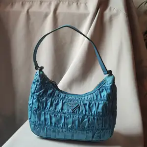 Prada nylon med äkta läder i färgen sea blue