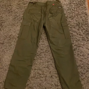 Levis cargo pants - Säljer mina cargo pants på grund av att de aldrig blir använda, bra skick, storlek: 31x32