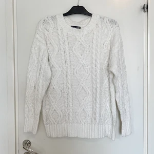 Stickad tröja  - Säljer denna super mjuka stickade tröjan i storlek S, men är dock väldigt stor i storleken. Nyskick, aldrig använd endast testad 🤍