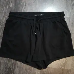 Svarta shorts i storlek L!