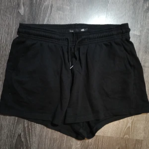 Svarta shorts i storlek L - Svarta shorts i storlek L!