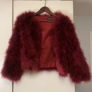 Struts jacka - Vinröd struts jacka i storlek 36