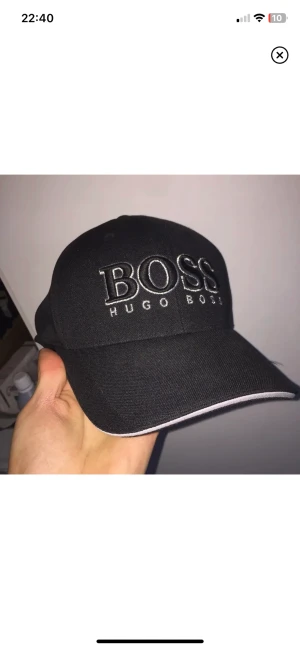 Hugo boss keps - Hugo boss keps.  Skick 10/10.  Använd 3 gånger.  Köpt den Zalando.   Köpt för några månader sen.  Jag behöver pengar till dator delar